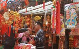 Hàng Mã rực đỏ ngày giáp Tết